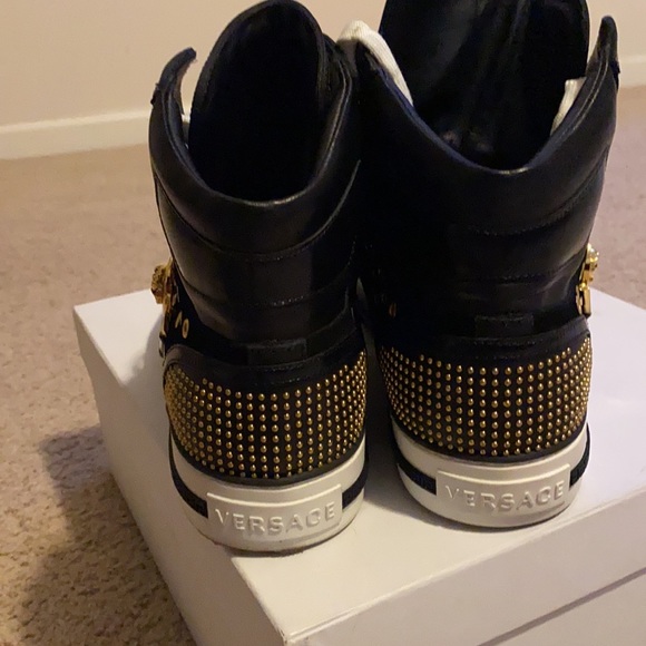 Men’s Versace sneakers - Picture 9 of 11